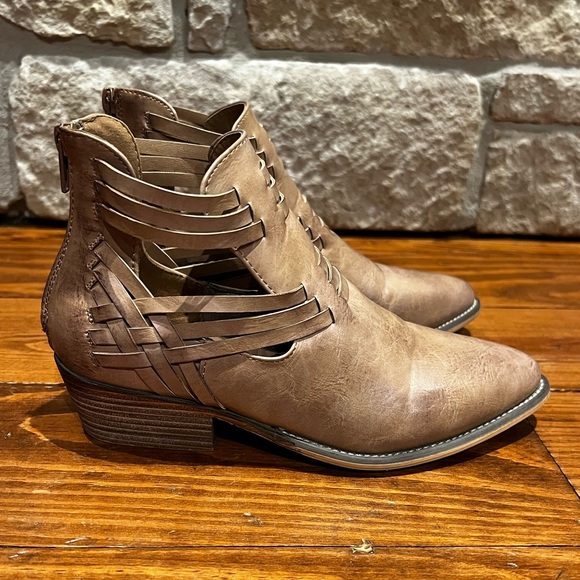 Vintage 93 Sage Strappy Cutout Bootie in tan, women’s size 7 - Picture 4 of 14